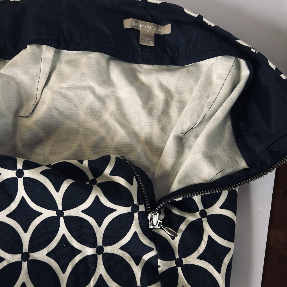 BANANA REPUBLIC Geometric Navy & White Stretch Midi Pencil Skirt Size 12 - Picture 4 of 7